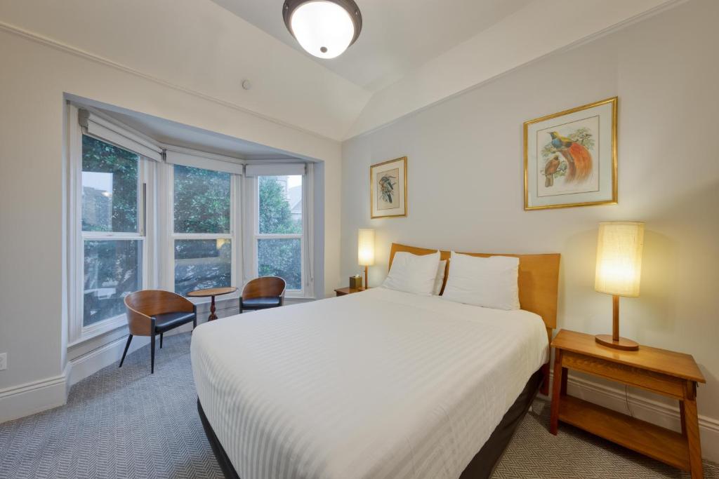 旧金山格罗夫宾馆的卧室设有一张白色大床和一扇窗户。