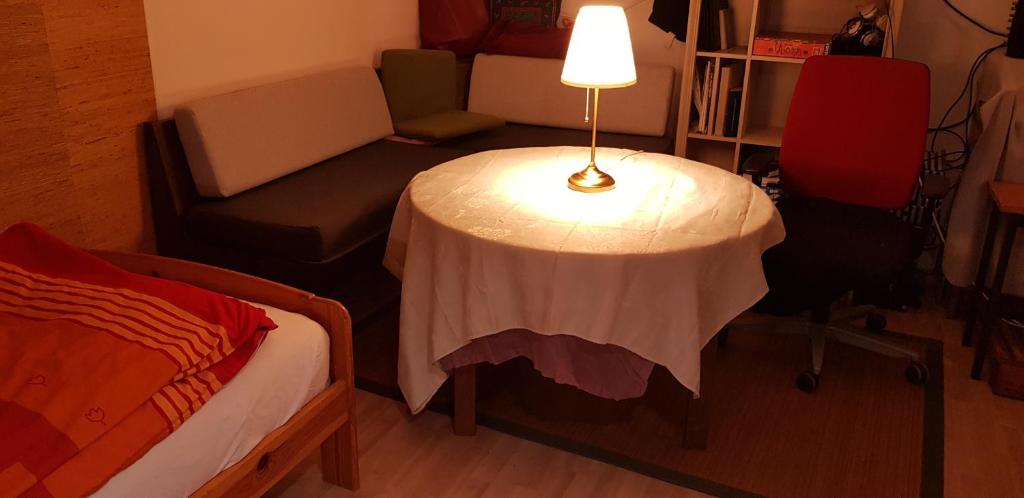 KlosterlechfeldSouterrain Zimmer mit Sauna的一间设有桌子的房间,床边有台灯