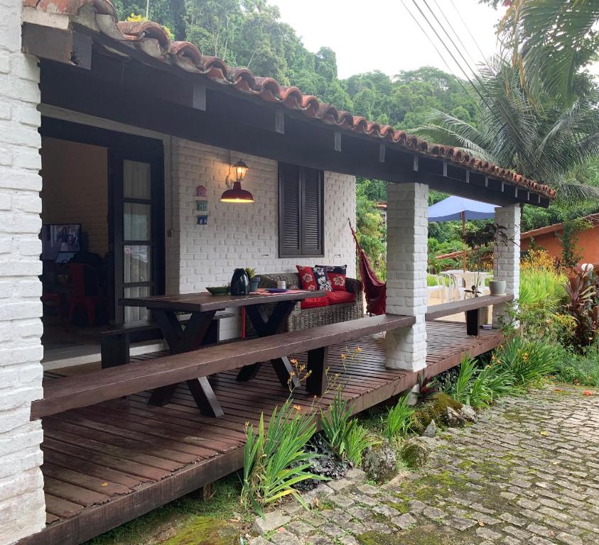 安格拉杜斯雷斯Casa da Baía的房屋外的木甲板,带长凳
