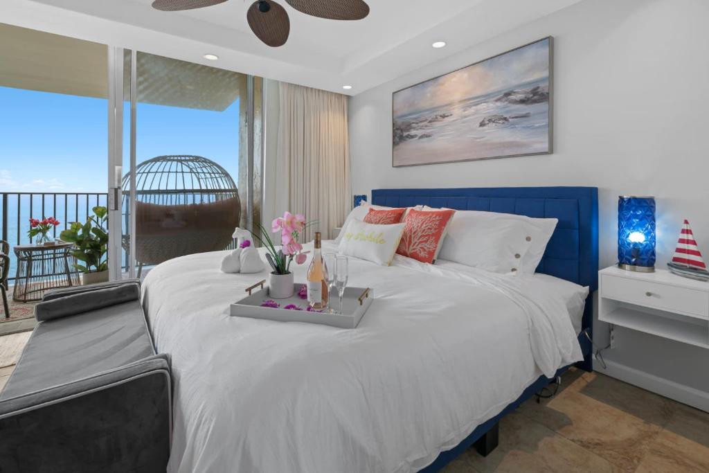 卡哈纳Sapphire Oasis- Heavenly Ocean View and Resort的一间卧室设有一张大床,享有海景