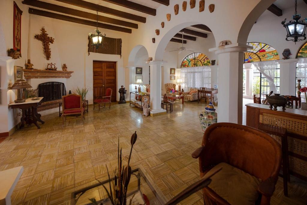 阿拉莫斯Serena Vista的客厅配有家具和壁炉