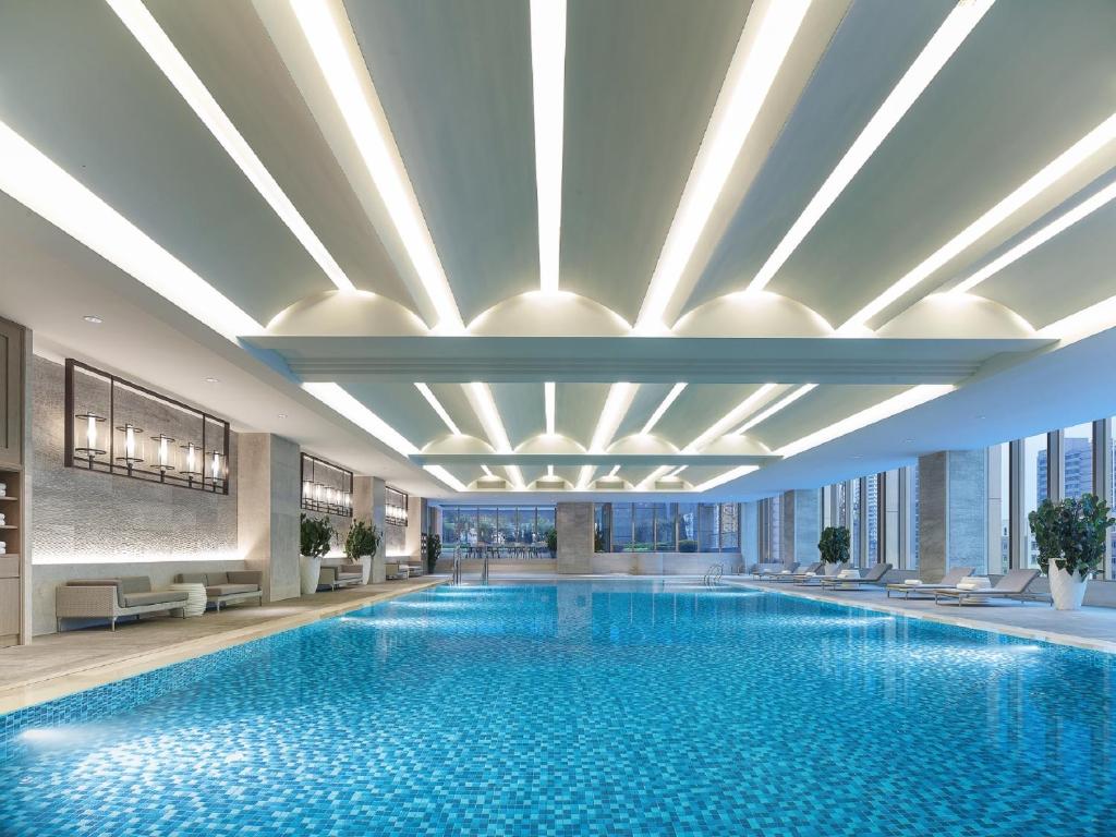 沈阳沈阳香格里拉的酒店的大型游泳池设有大型天花板