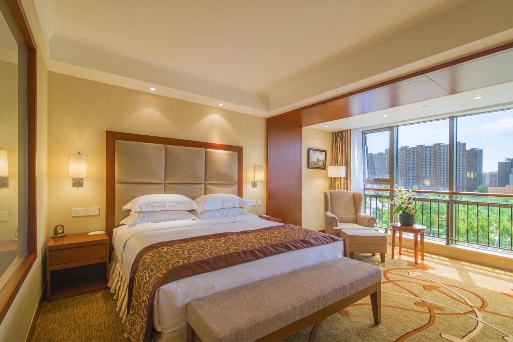 北京北京艾维克酒店的酒店客房设有一张床和一个大窗户