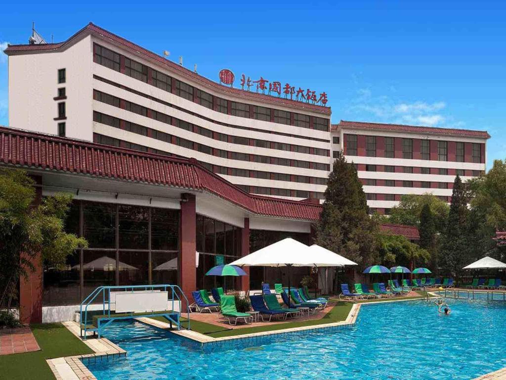 顺义北京国都大饭店的大楼前设有游泳池的酒店