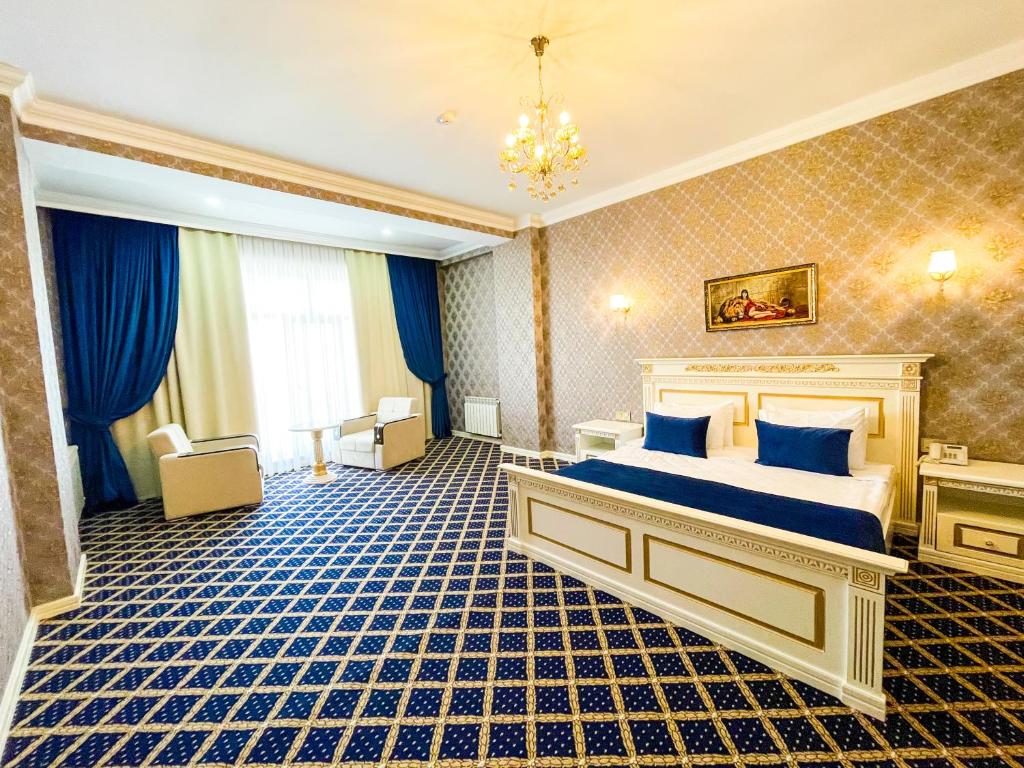 巴库Premier Palace Baku的酒店客房,配有一张床和吊灯