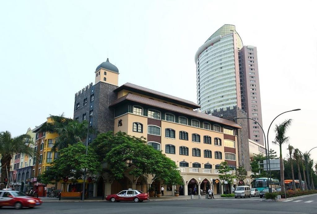 深圳深圳蛇口鸿隆公寓(蛇口海上世界)的一座高楼城市街道上的建筑
