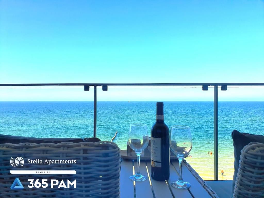 尤斯托尼莫斯基Sailor- Z WIDOKIEM NA MORZE- 365PAM的一张桌子和酒杯,享有海景