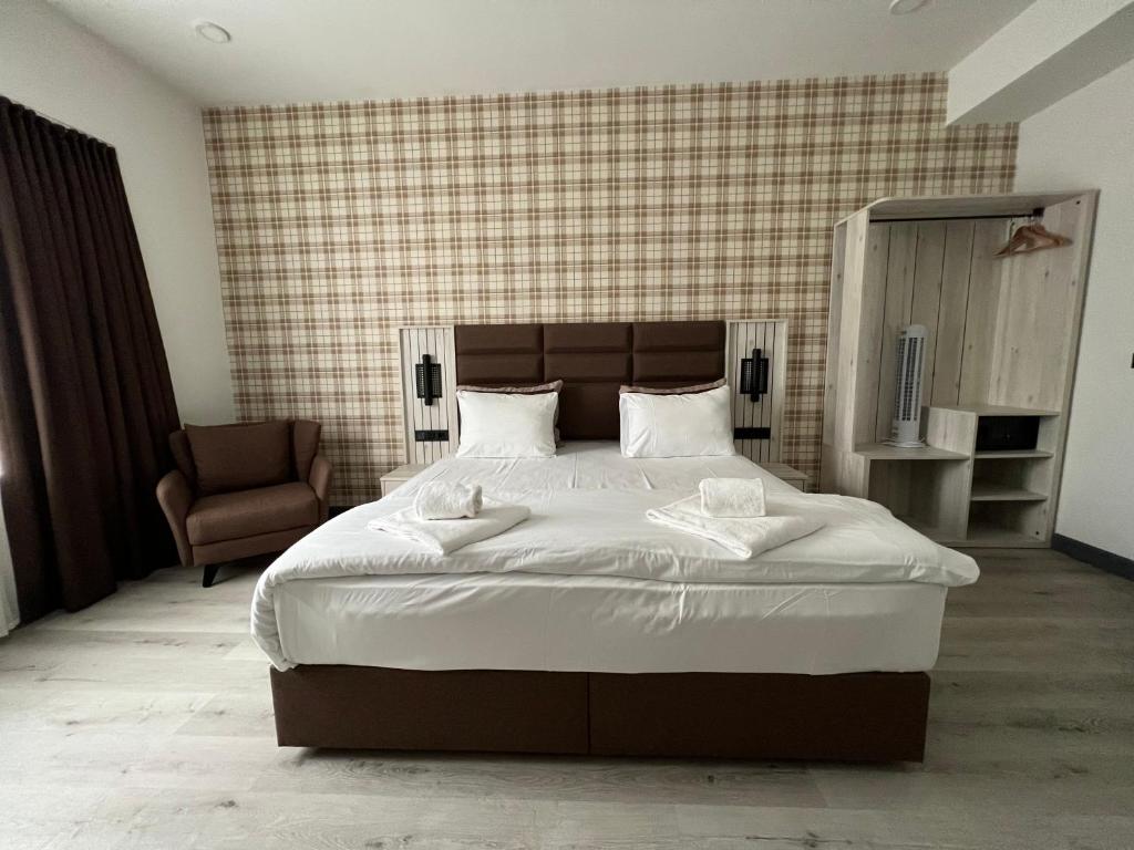 科隆Hotel Innception的一间卧室配有一张大床和一把椅子
