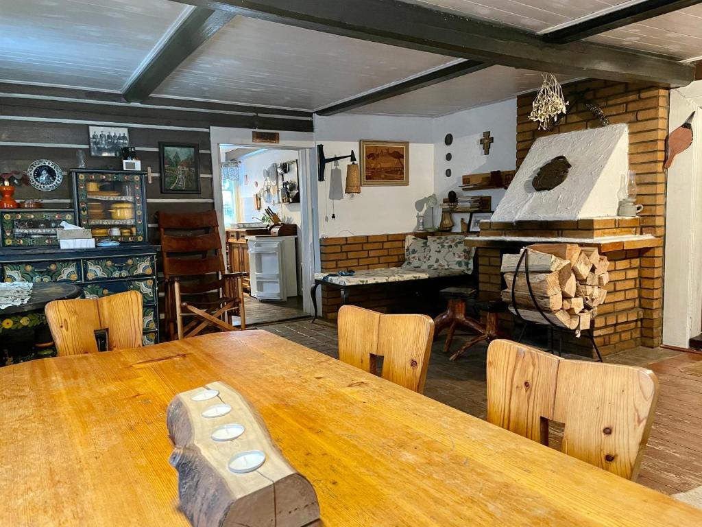 代斯纳Roubenka u potoka Jizerské hory的一间带木桌和椅子的用餐室