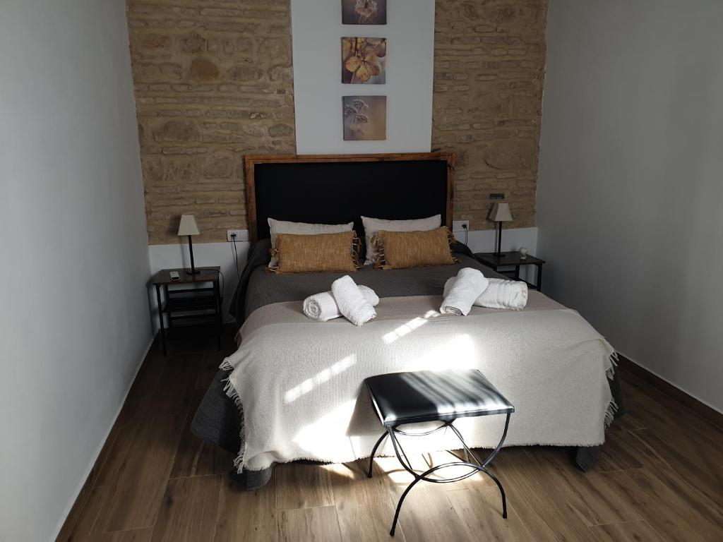科尔多瓦Entre patios y flores的一间卧室配有一张大床和两个枕头