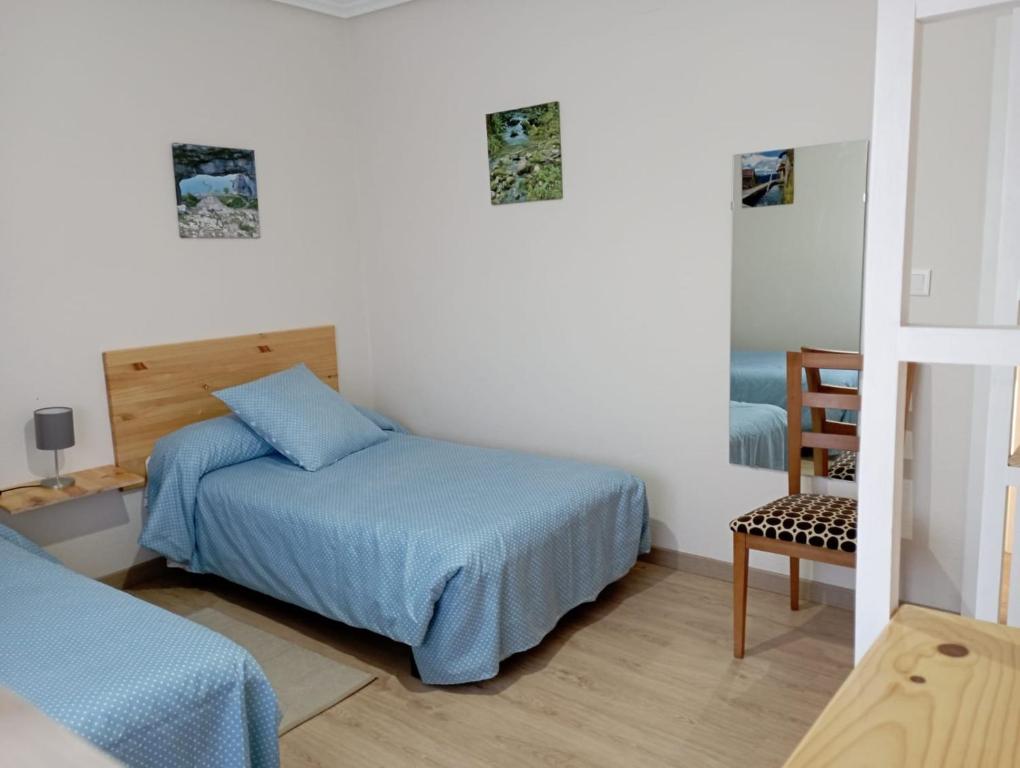 苏安塞斯La Casa del Limonero的一间小卧室,配有两张床和椅子