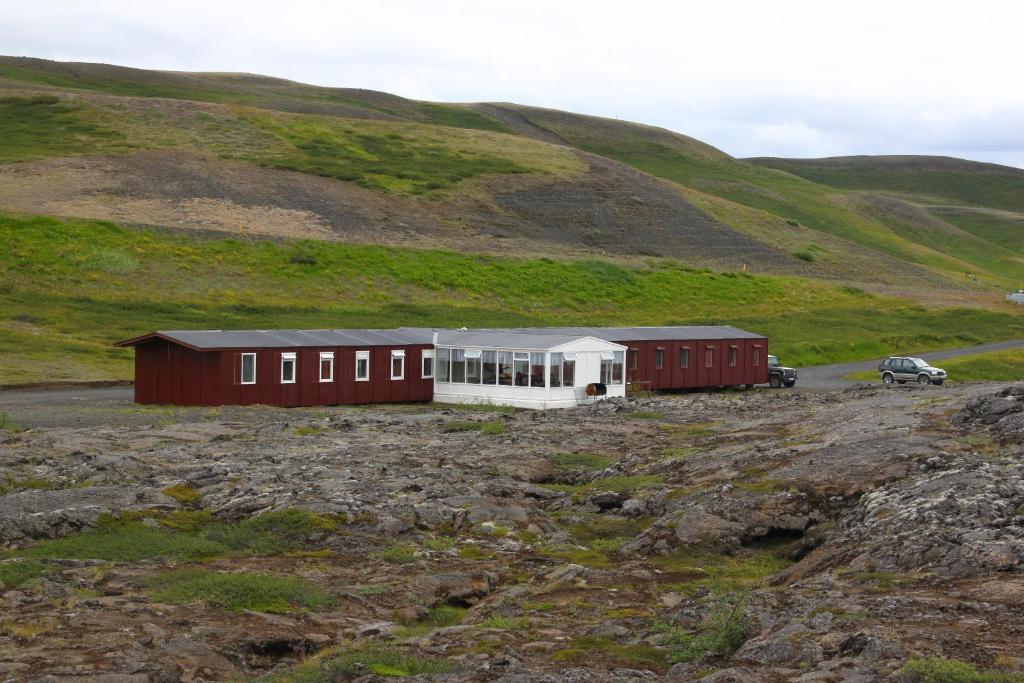 米湖哈里德旅舍的草山中间的一座建筑