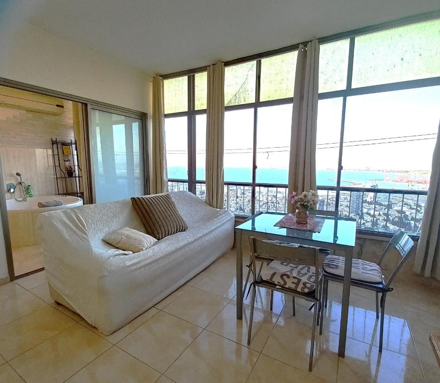 海法Amazing Panorama Bay view 3 room flat的客厅配有白色的沙发和桌子