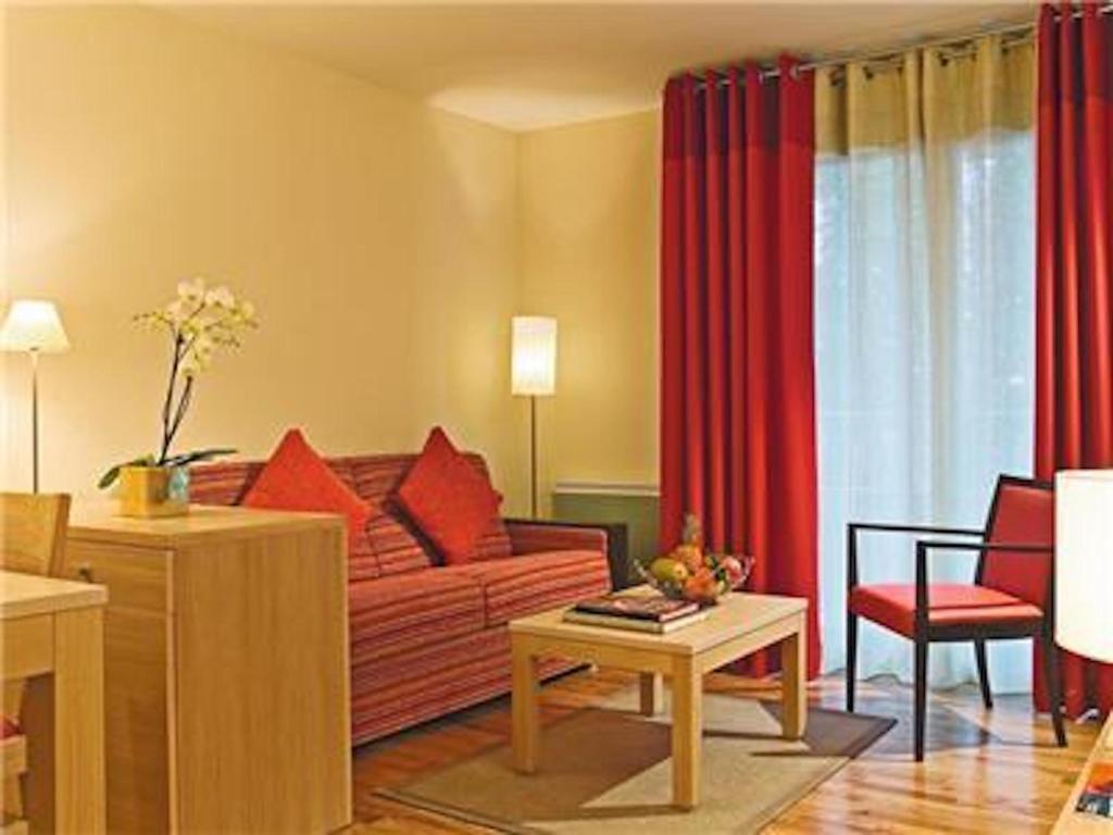 迪沃讷莱班Wonderful La Villa du Lac - One Bedroom, 4 people的带沙发和红色窗帘的客厅