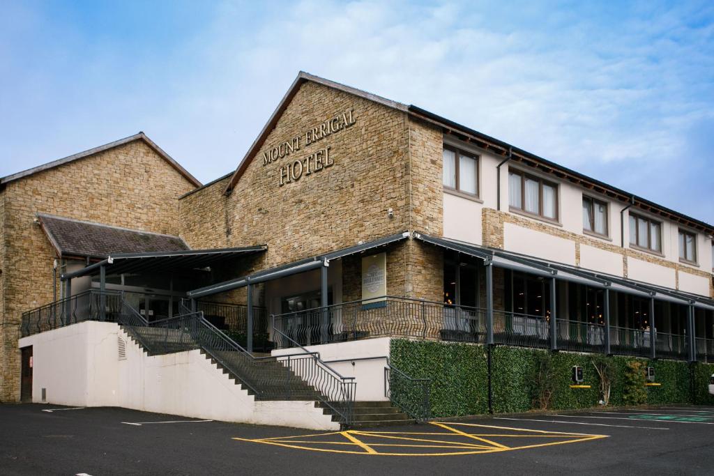 莱特肯尼艾里格尔山会议休闲酒店的停车场内有楼梯的砖砌建筑