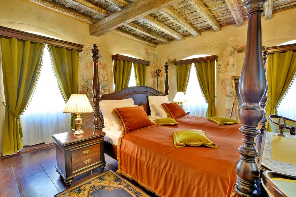 锡吉什瓦拉卡萨乔吉斯克劳斯锡吉什瓦拉酒店的一间卧室配有一张带橙色床单的大床