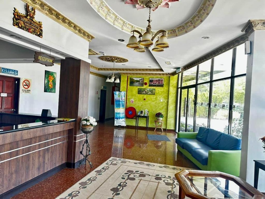 瓜埠Langkawi Baron Hotel - renovated 2023的客厅设有蓝色的沙发和天花板