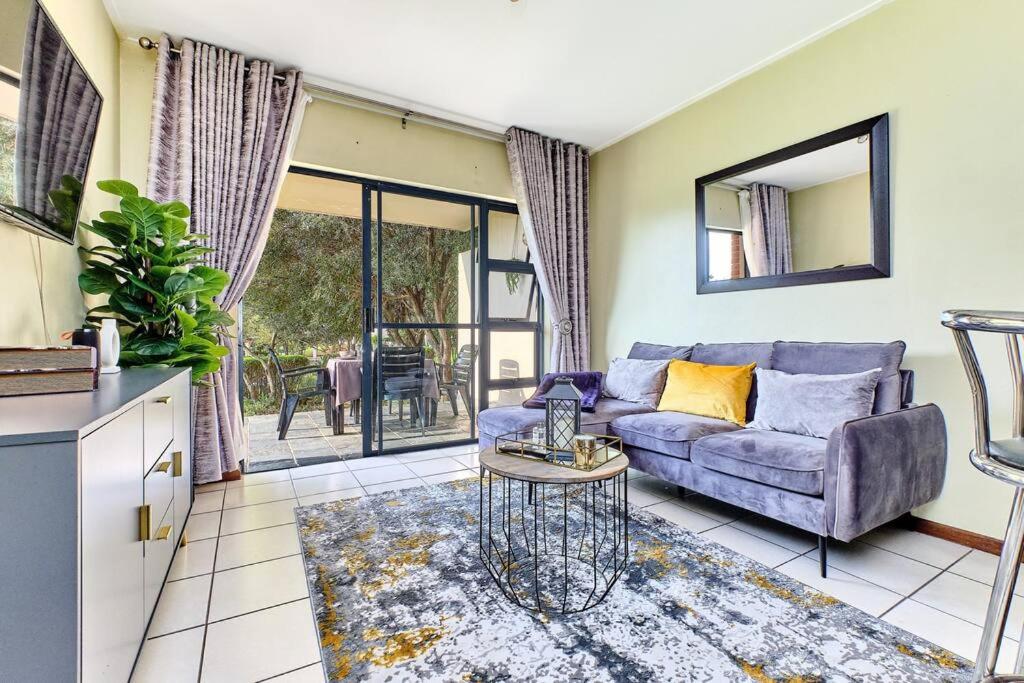 鲁德普特Estate Lifestyle+Inverter+Wi-Fi的客厅配有沙发和桌子