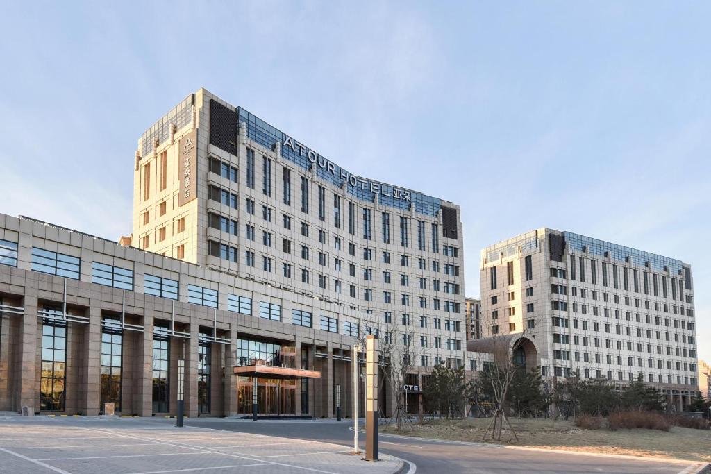 顺义北京临空新国展亚朵酒店的城市两座高楼,有停车位