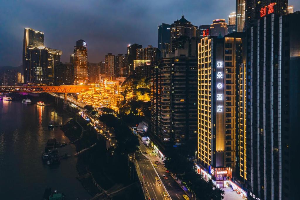 重庆重庆解放碑洪崖洞江景亚朵S酒店的享有夜间城市景观和建筑