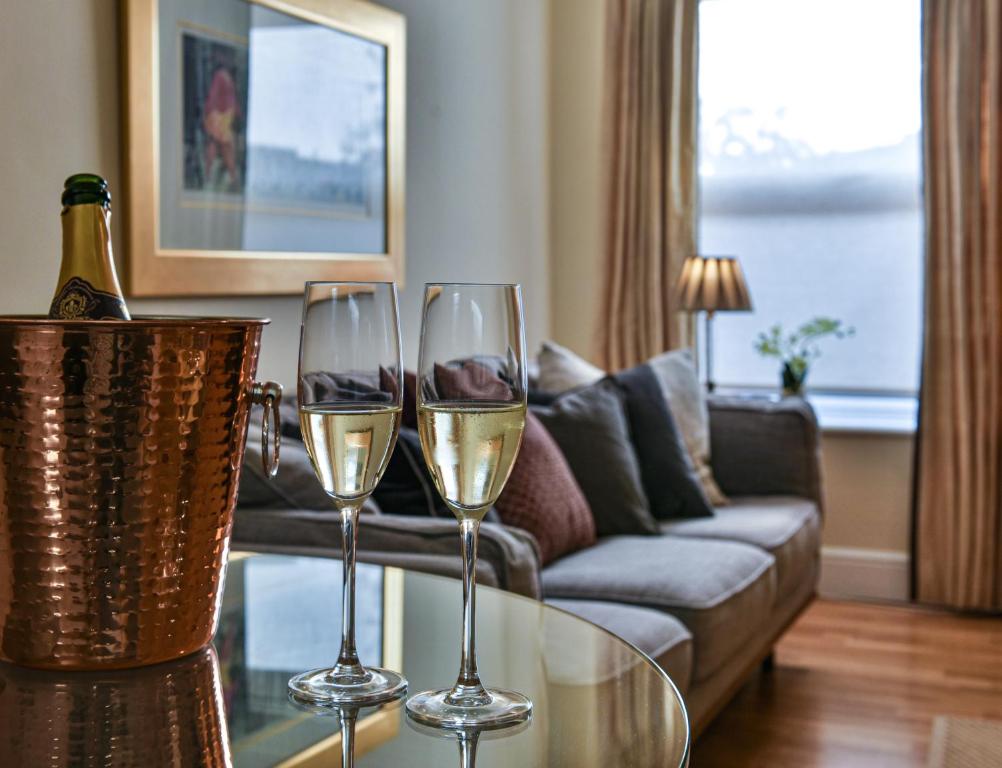 布拉克内尔Charnwood Guest House的客厅桌子上放两杯葡萄酒