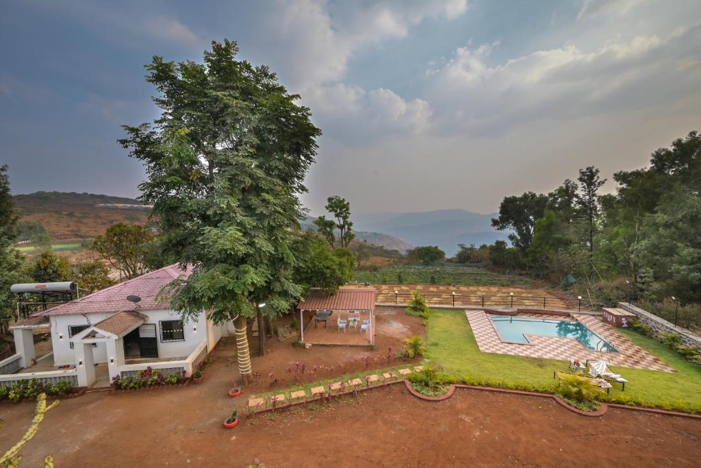 潘奇加尼Infinity Pool 2bhk Villa with valley view的享有带游泳池的房屋的空中景致