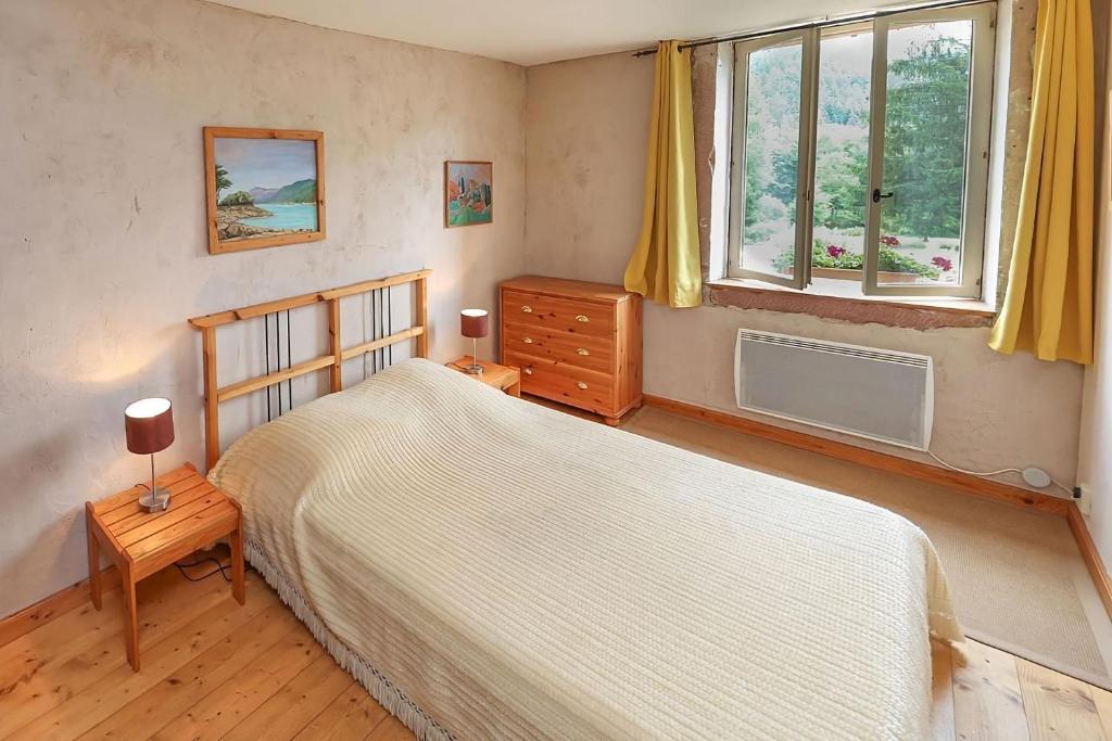 TaintruxDomaine de Marmonfosse的一间卧室设有一张床和一个窗口