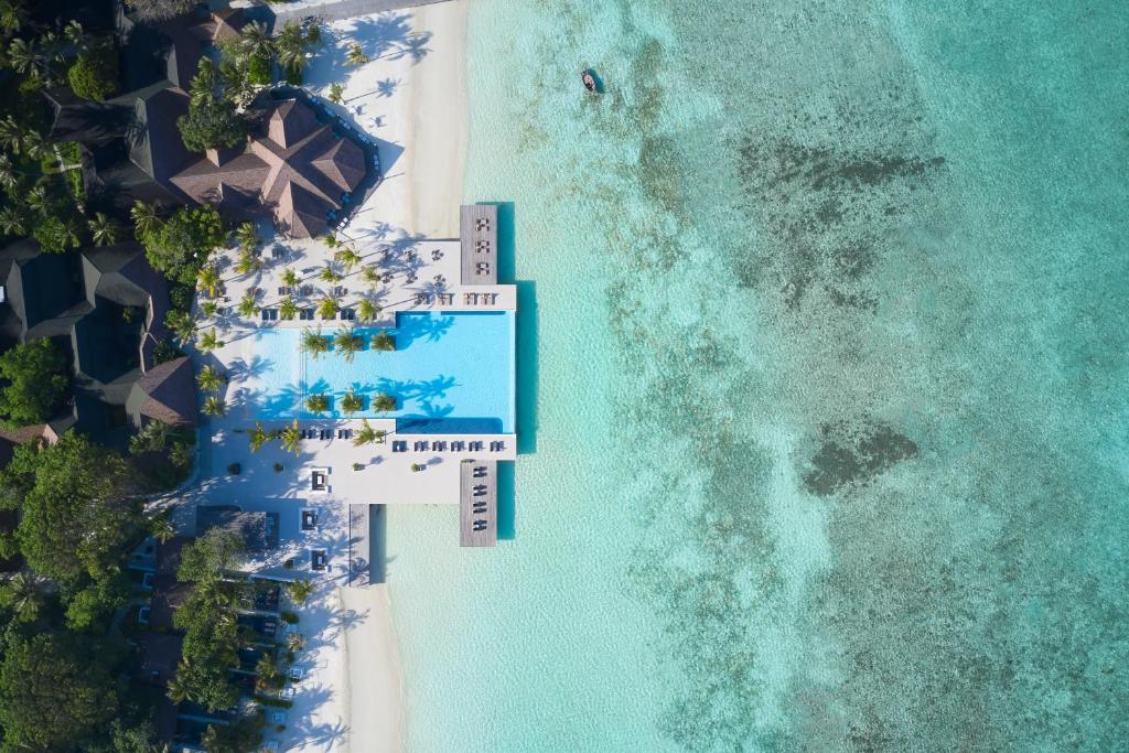北马累环礁Villa Nautica Paradise Island Resort的享有海滩和海洋的空中景致