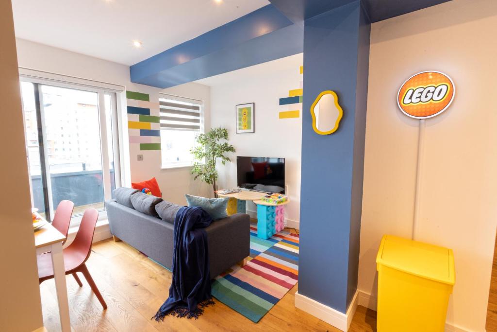 Legoland Family Fun - Upscale Two Bedroom Apt Near Tube Station with Kid-Friendly Amenities的休息区