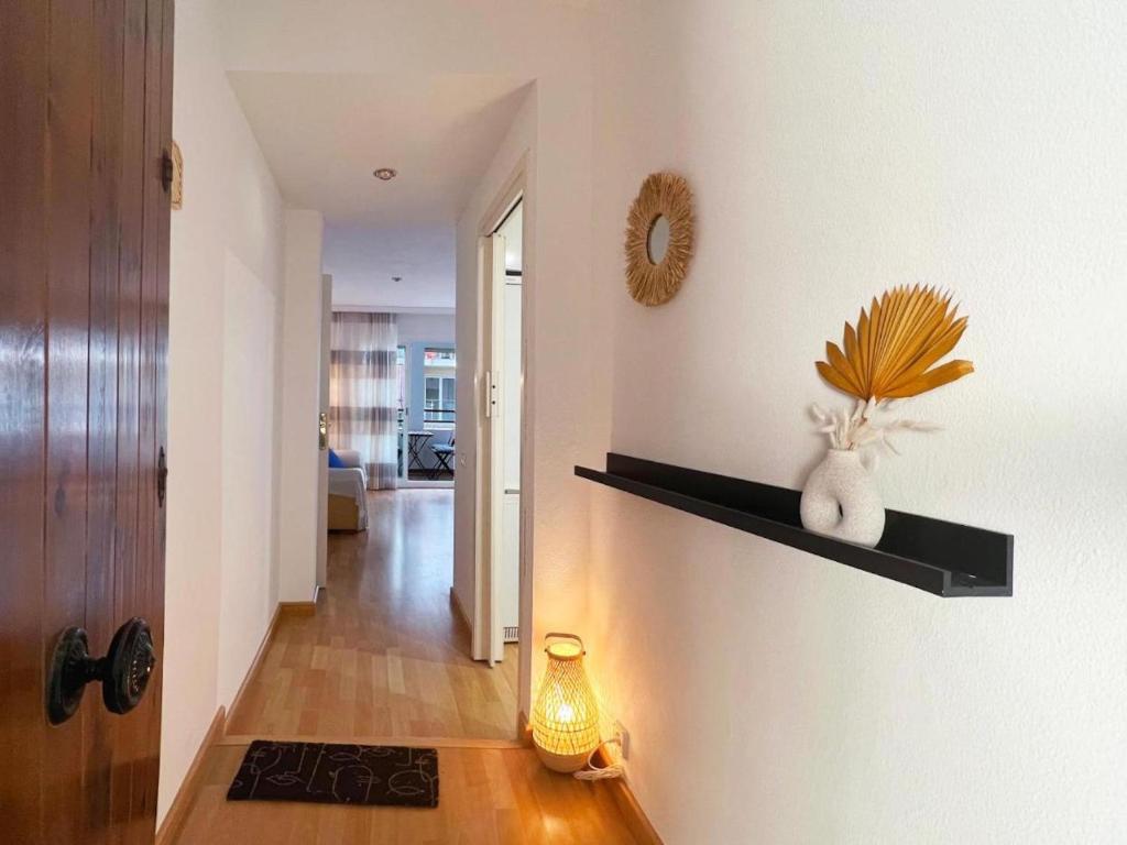 滨海圣波尔Hauzify I Apartament Can Reig的走廊上设有白色墙壁、架子和灯