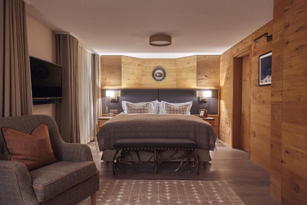 萨斯费萨斯费卡普拉酒店的一间卧室配有一张床、一张沙发和一把椅子