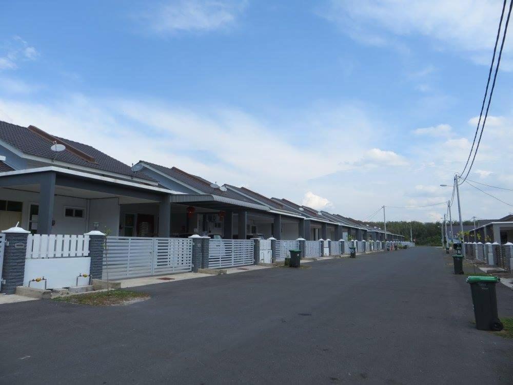 亚娄Suri Kayangan的街道上一排有白色围栏的房屋
