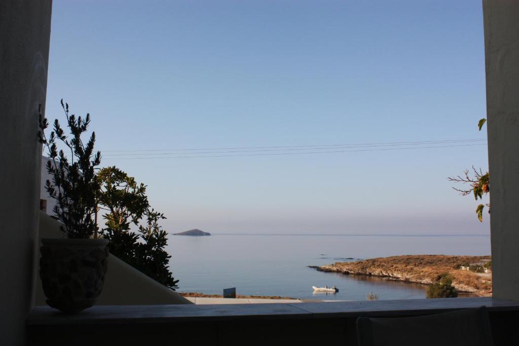 加夫里翁阿克缇欧公寓酒店的从窗户可欣赏到海景