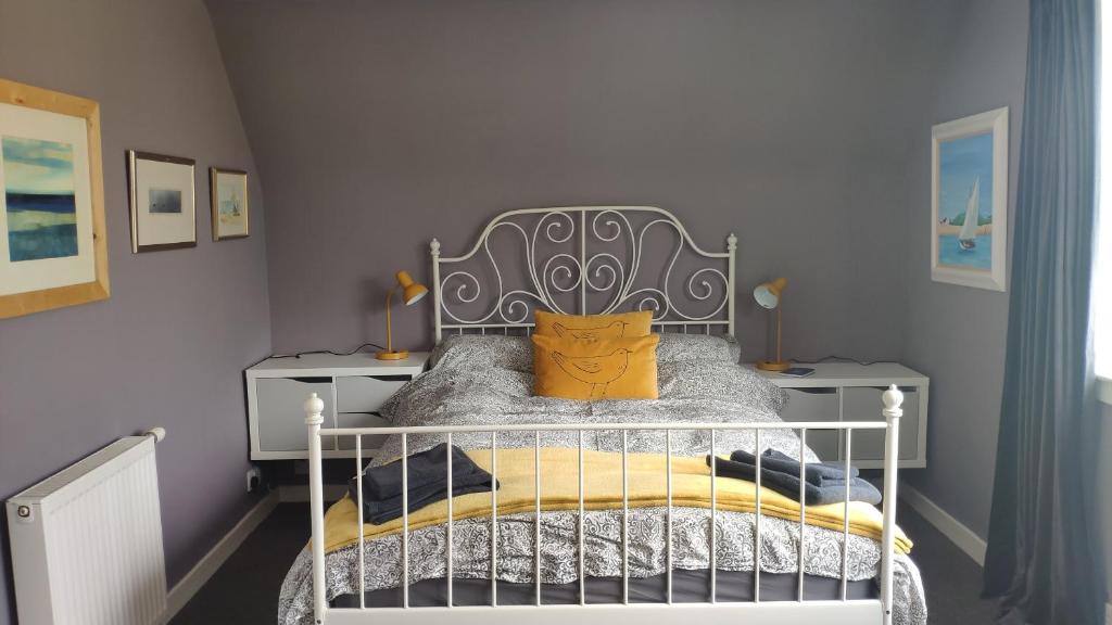 印威基辛Chilowen - Happy House的一间卧室配有一张黄色枕头的床