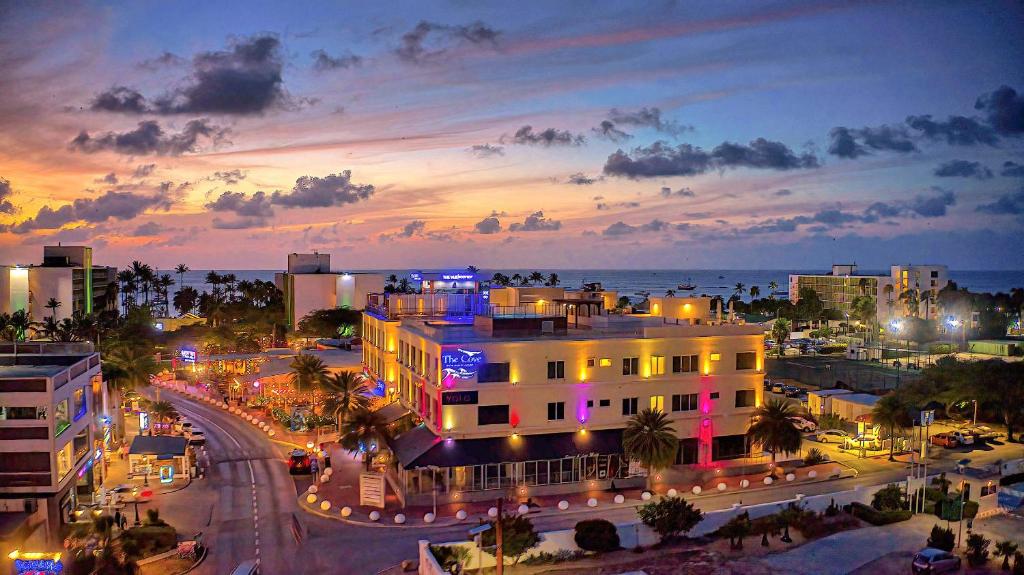 棕榈滩The Cove - Condo Hotel - Palm Beach Strip的一座城市,在晚上有一座建筑和大海