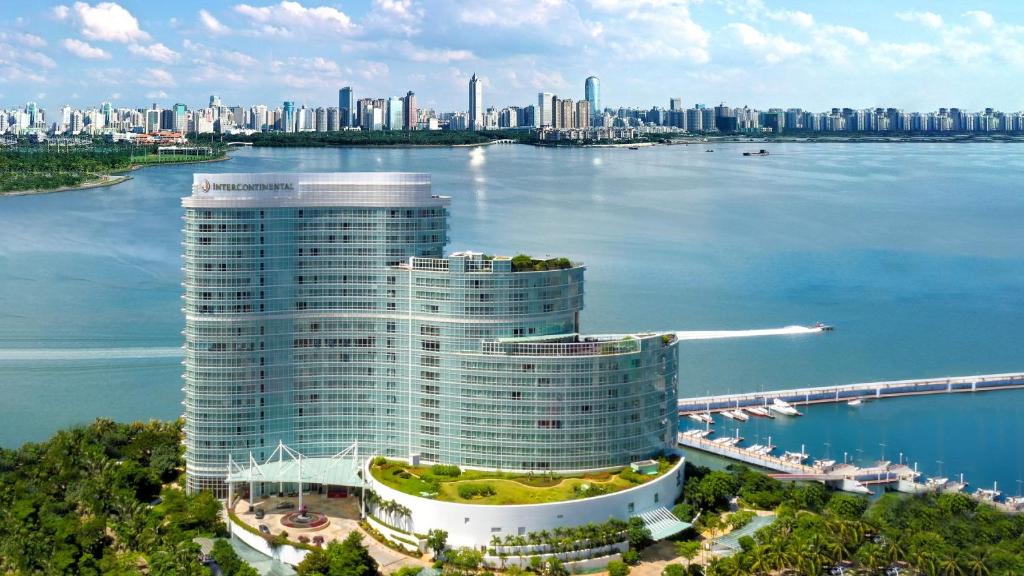 海口海口华彩洲际酒店的一大片水边的高楼