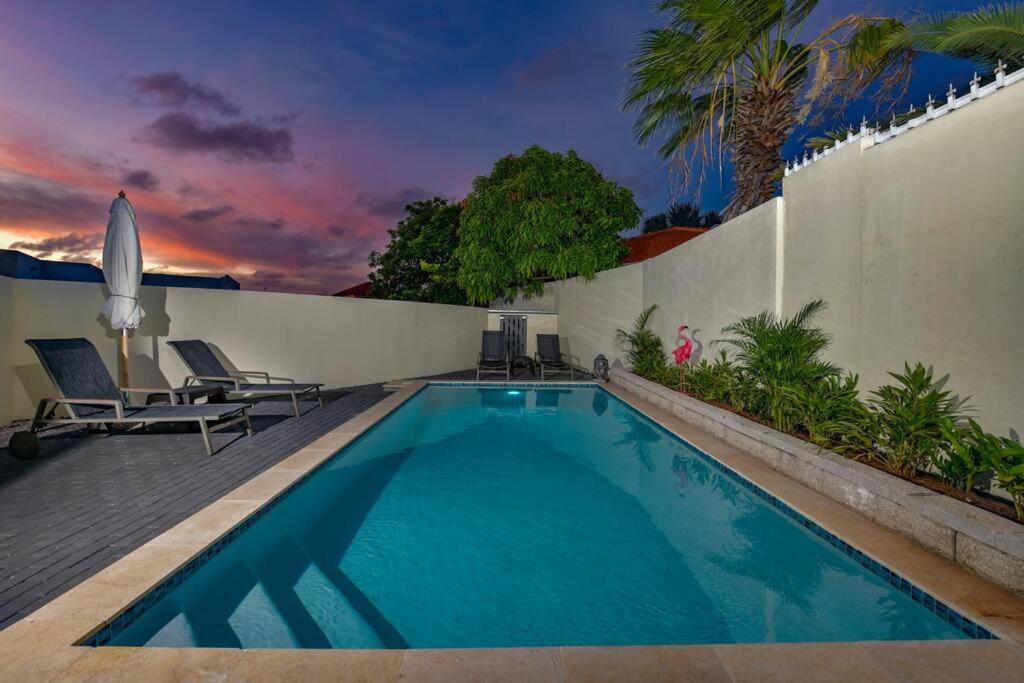 奥拉涅斯塔德Beach Dream Island House的一座房子后院的游泳池
