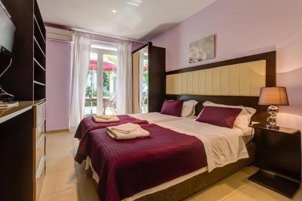 布德瓦Splendid Luxury Apartments的一间卧室配有一张带红色毯子的大床
