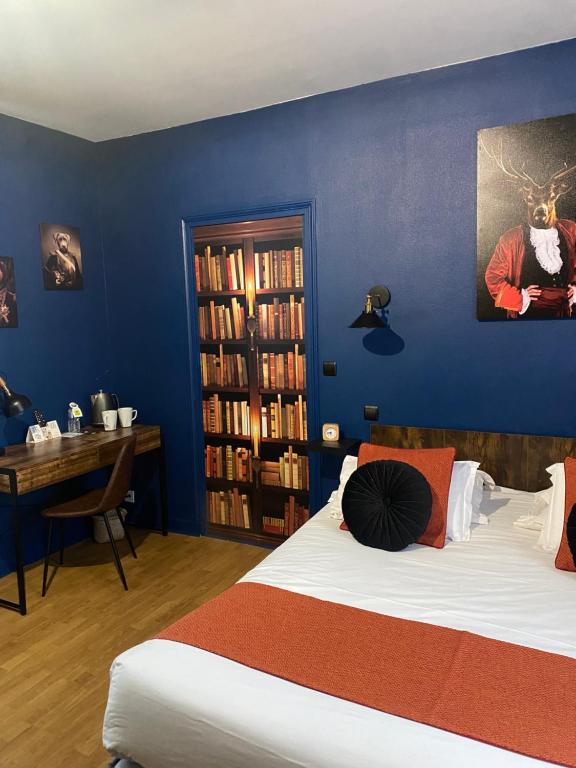 勒比格Logis Hôtel Le Cygne的一间卧室配有两张床、一张桌子和一个书架