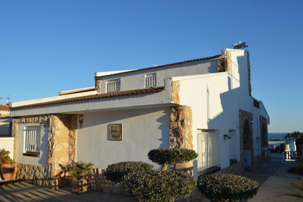 安波拉Casa Mar i Sol的前面有灌木丛的白色房子