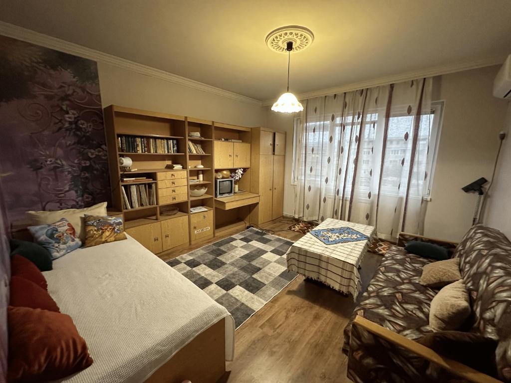 希萨里亚Villa Utopia, Property by LMG的客厅配有床和沙发