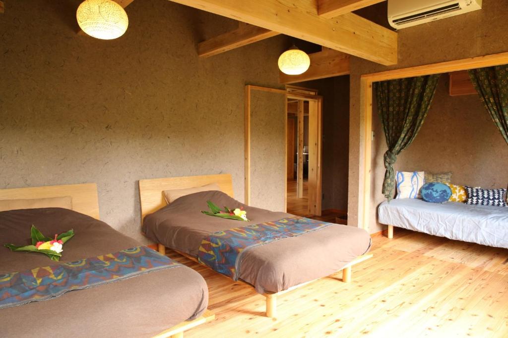 石垣岛Yoga Retreat Village, kSaNa Female Only -Vacation STAY 93185v的一间客房内配有两张床的房间