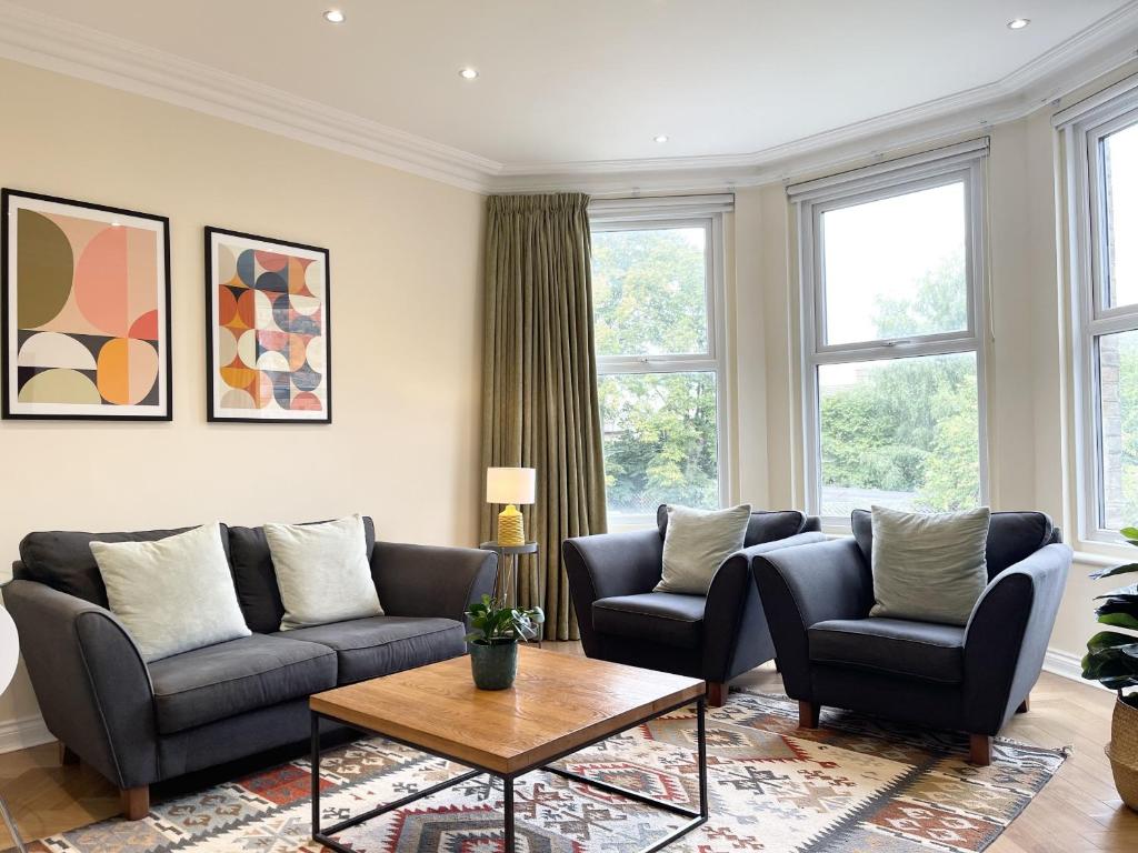 巴尔内特Glenlyn Hotel & Apartments的带沙发、桌子和窗户的客厅