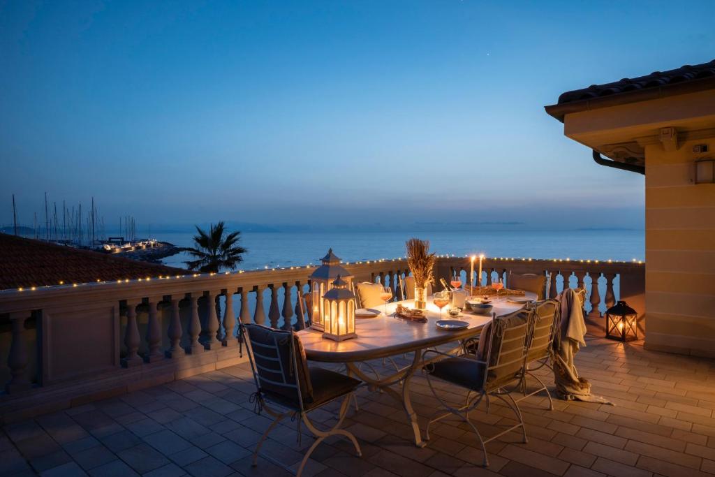 圣温琴佐Villa Teti的海景阳台上的餐桌