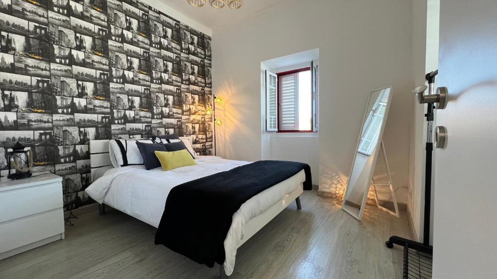 辛特拉Chalet do Descanso的一间卧室设有一张床和砖墙