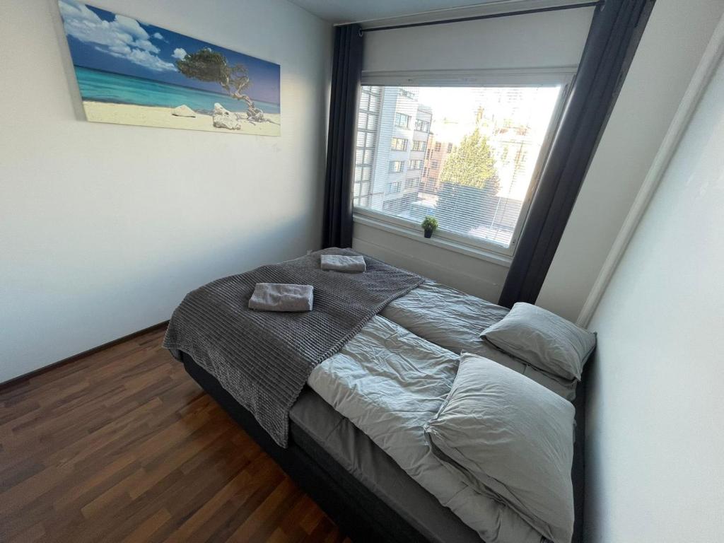 奥卢Oulu city center 4-room apartment Parking的一间卧室设有一张床和一个大窗户