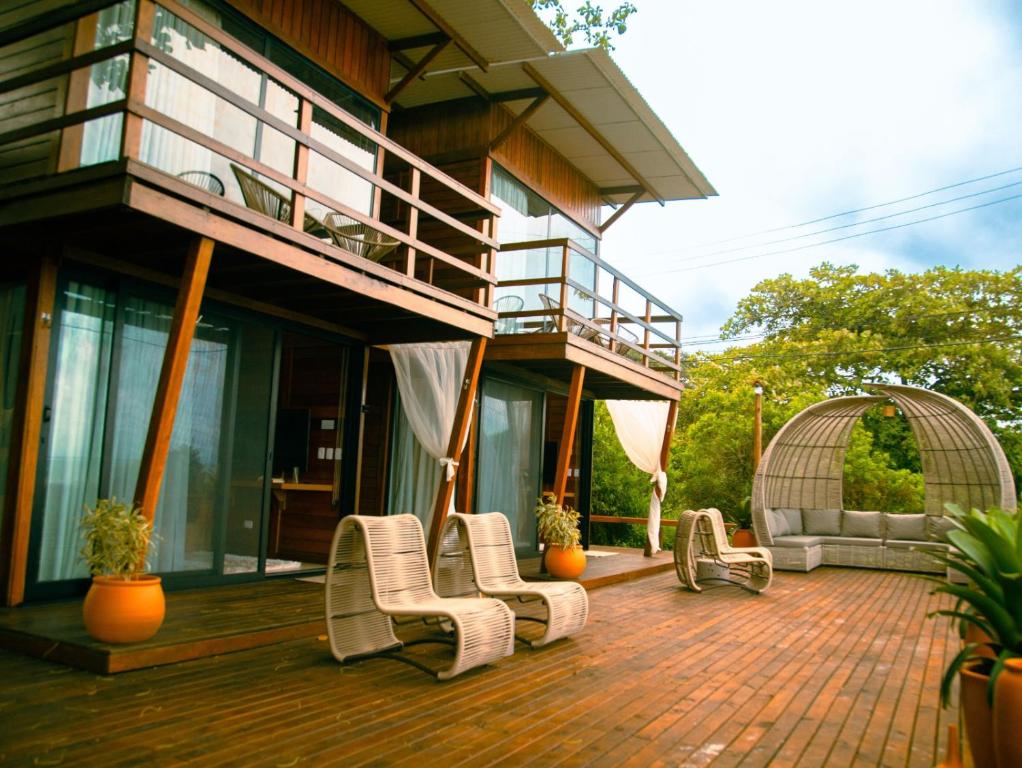 蜜岛Ilha do Mel Lodges的房屋设有躺椅和阳台