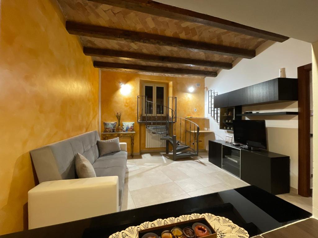 CeccanoIl Torrione的客厅配有沙发和桌子