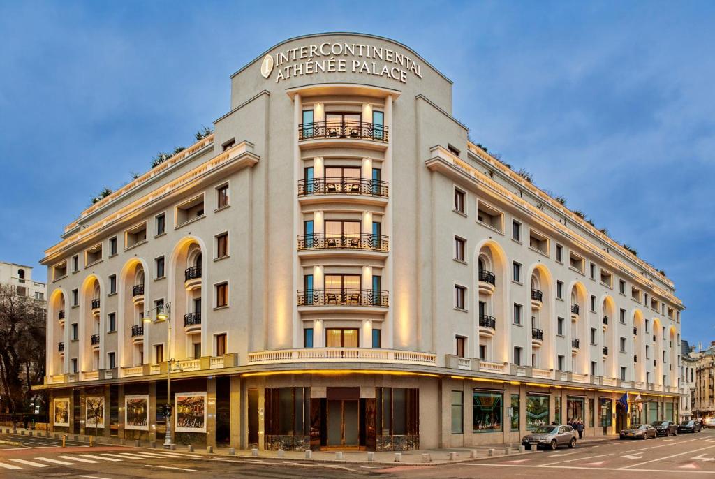 布加勒斯特InterContinental Athenee Palace Bucharest, an IHG Hotel的一座白色的大建筑,上面有标志