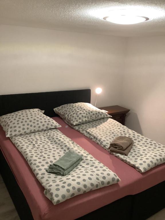劳芬堡Apartment Malti的两间相邻的单人床位